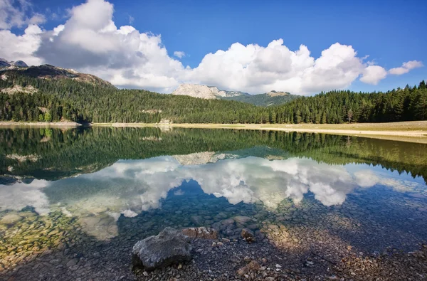 山中的湖泊 — 图库照片