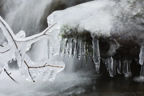 Fiume di montagna invernale — Foto Stock