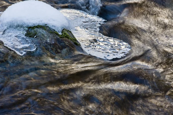 Winter-Bergfluss — Stockfoto