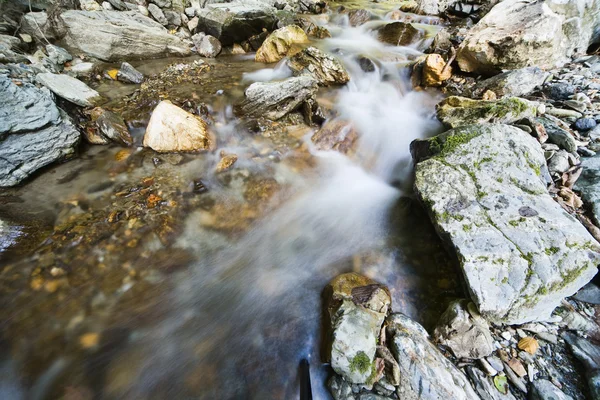 Kavics vagy a szikla, a patak és a patak, folyó vízzel — Stock Fotó