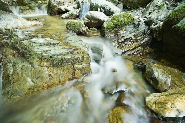 Grus eller stenar i creek eller ström strömmande vatten — Stockfoto