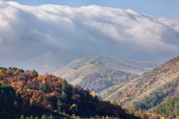 La montaña otoño paisaje nubes — Foto de Stock