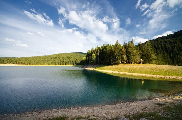 Jezioro las lato z odbicie lustrzane — Zdjęcie stockowe