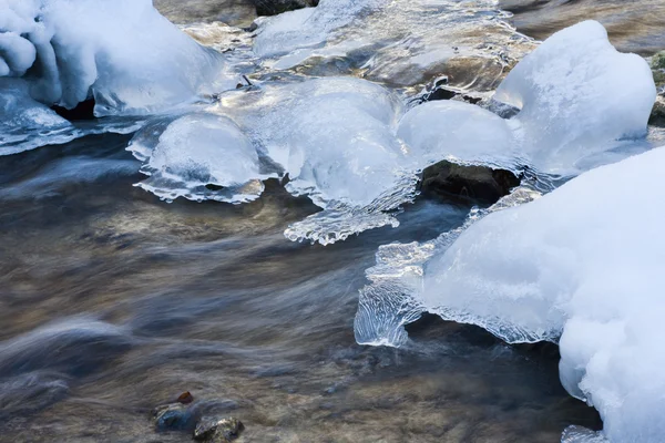 Arroyo rocas en invierno — Foto de Stock