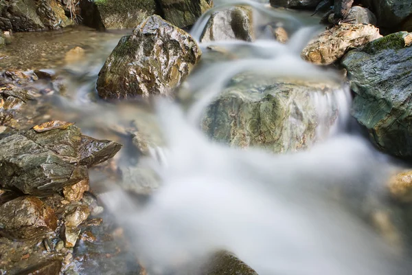 Stream rotsen — Stockfoto