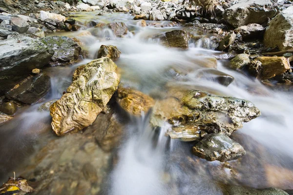 Stream rotsen — Stockfoto