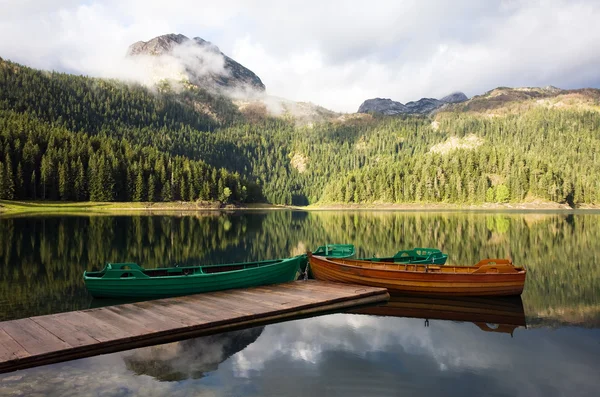 Canot prêt à partir sur le lac — Photo