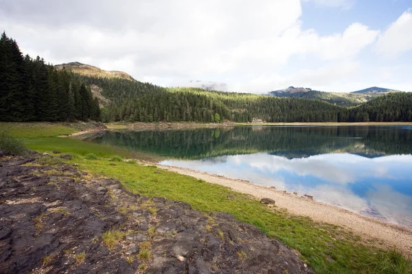 Reflektion i slätt vatten i fjällsjöar — Stockfoto