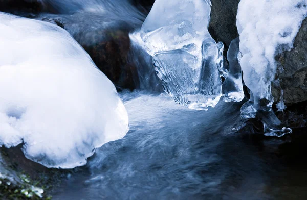 氷の水クリーク — ストック写真