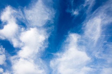 Mavi gökyüzündeki bulutlar