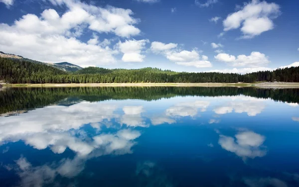 Berget sjö — Stockfoto