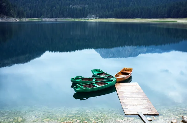 Barcos no lago da montanha — Fotografia de Stock