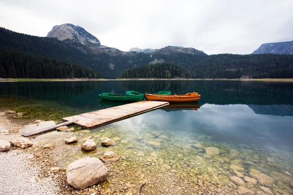 Jezero v horách — Stock fotografie