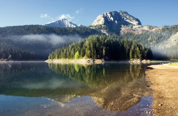 Lago na montanha — Fotografia de Stock