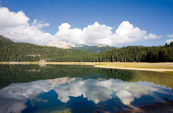 Lago en la montaña — Foto de Stock