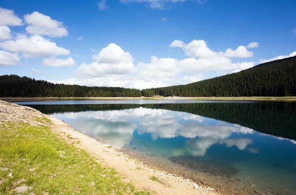 Increíblemente tranquilo lago — Foto de Stock