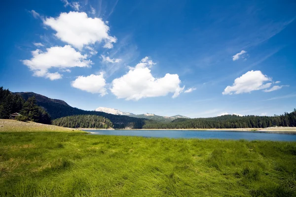 Horské jezero s mraky — Stock fotografie