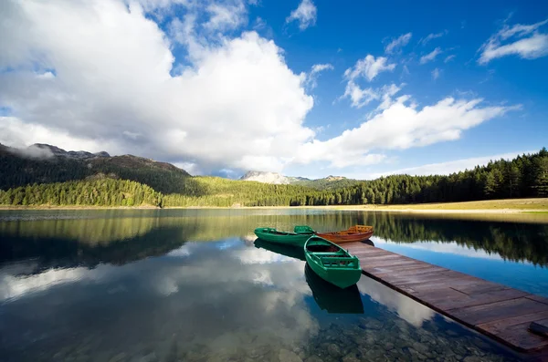 Spiegelung im glatten Wasser von Bergseen und Booten — Stockfoto