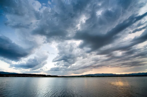 Утреннее озеро — стоковое фото