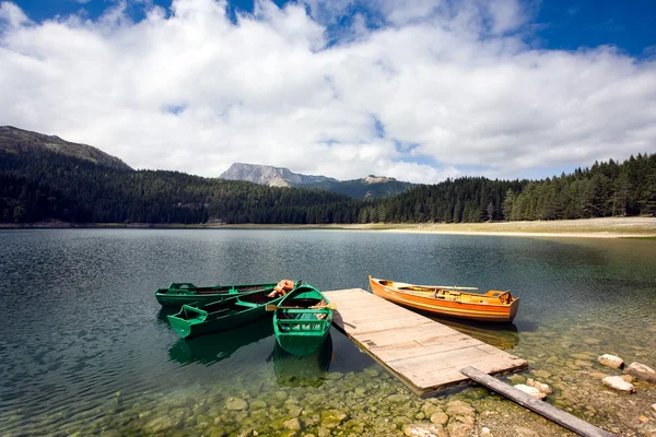 Kánoe na krásné horské jezero — Stock fotografie