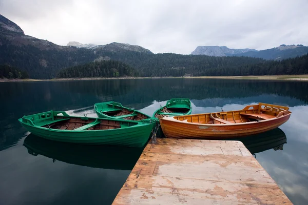 Água lisa de lagos e barcos de montanha — Fotografia de Stock