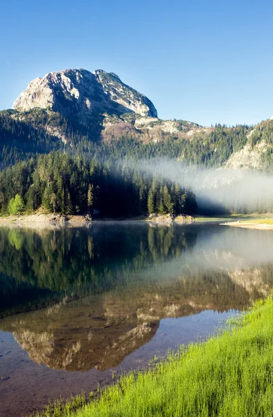 Piękny poranek na górskie jezioro — Zdjęcie stockowe
