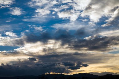 Bulutlu mavi gökyüzü