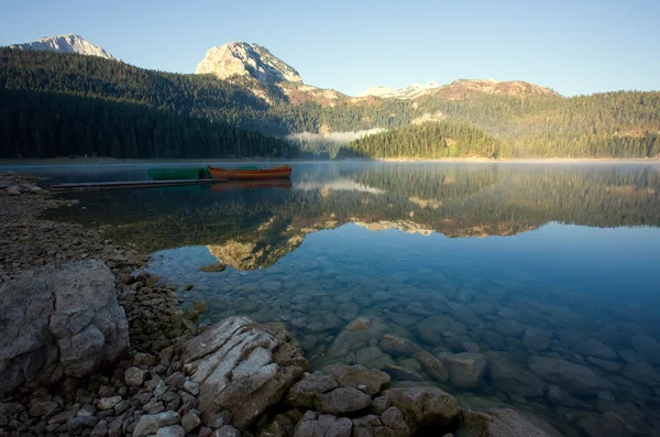 Lake in the mountains — Stock Photo, Image