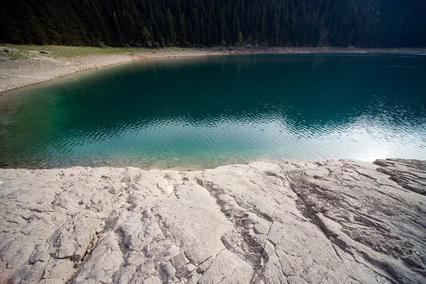 Jezero v horách — Stock fotografie