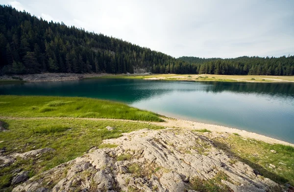 Lago nas montanhas — Fotografia de Stock