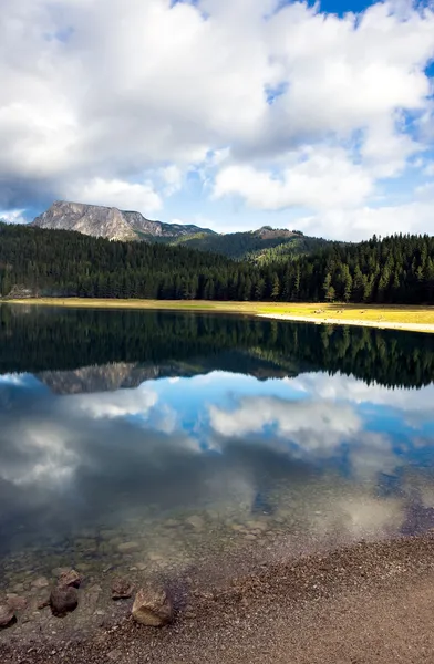 Jezioro w górach — Zdjęcie stockowe