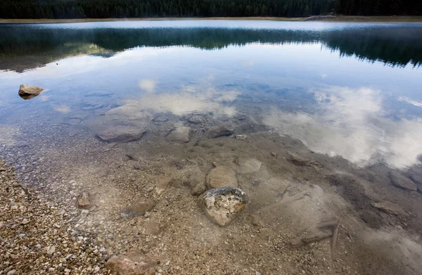 Jezero v horách — Stock fotografie