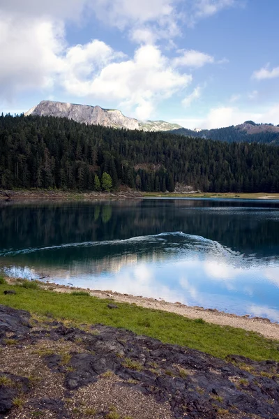 Sjö i fjällen — Stockfoto