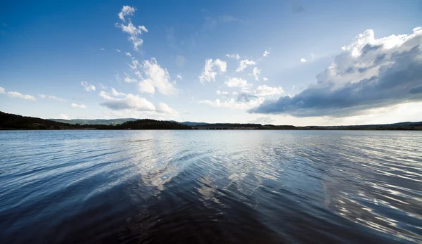 Lago en las montañas — Foto de Stock