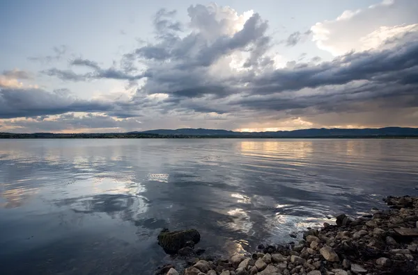 Lac dans les montagnes — Photo