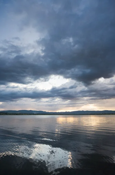 Lac dans les montagnes — Photo