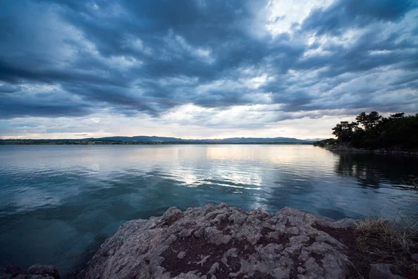 Lago en las montañas — Foto de Stock