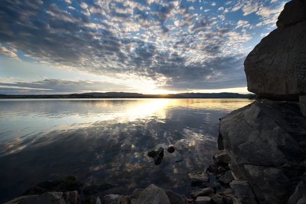 Lac dans les montagnes — Photo