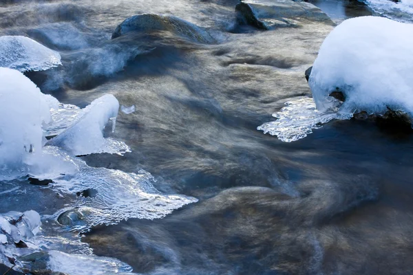 Inverno rio de montanha — Fotografia de Stock