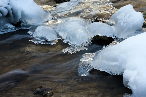 Inverno rio de montanha — Fotografia de Stock