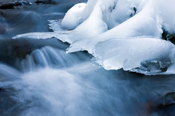 Ποτάμι βουνό χειμώνα — Φωτογραφία Αρχείου