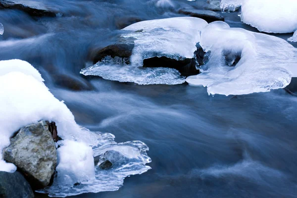 Zimowe górskie rzeki — Zdjęcie stockowe