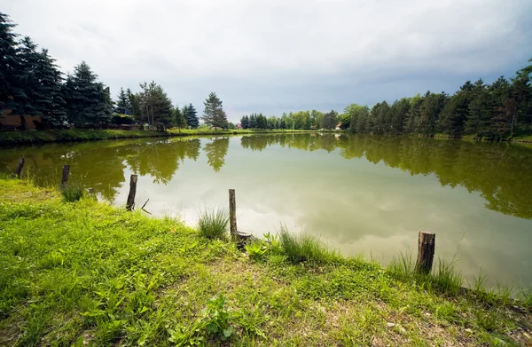 Lago en las montañas — Foto de Stock