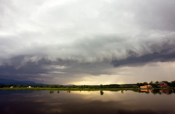 Lago en las montañas — Foto de Stock