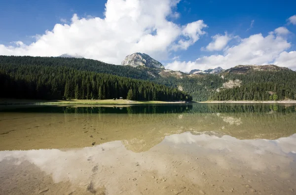 Lago in montagna — Foto Stock