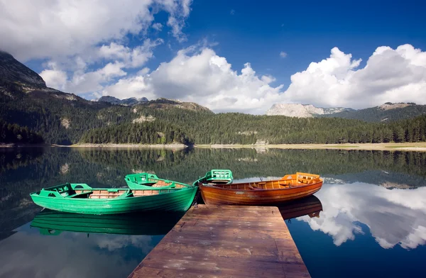 Boten in lake — Stockfoto