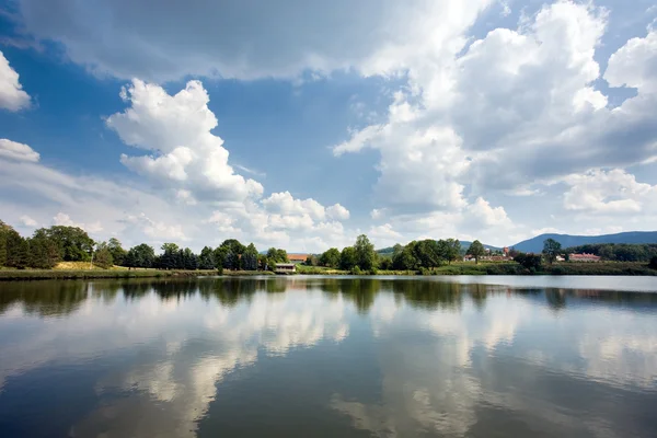 Lacul în munți — Fotografie, imagine de stoc