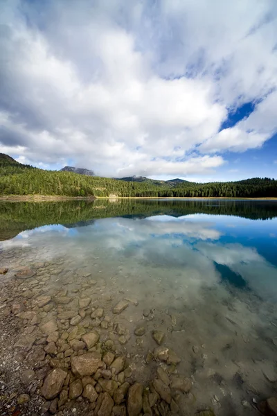 Reflectie in glad water van bergmeren — Stockfoto