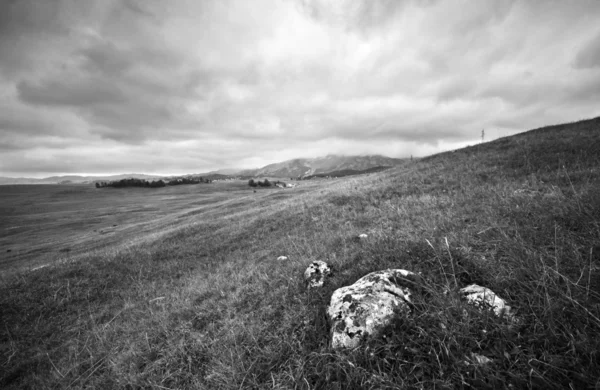 Bela paisagem montanha preto e branco — Fotografia de Stock