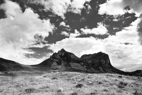 Montaña blanco y negro — Foto de Stock